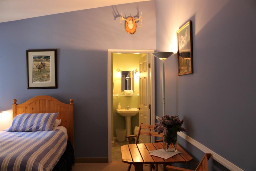 Mulvehill Creek Wilderness Inn And Wedding Chapel Revelstoke Ruang foto